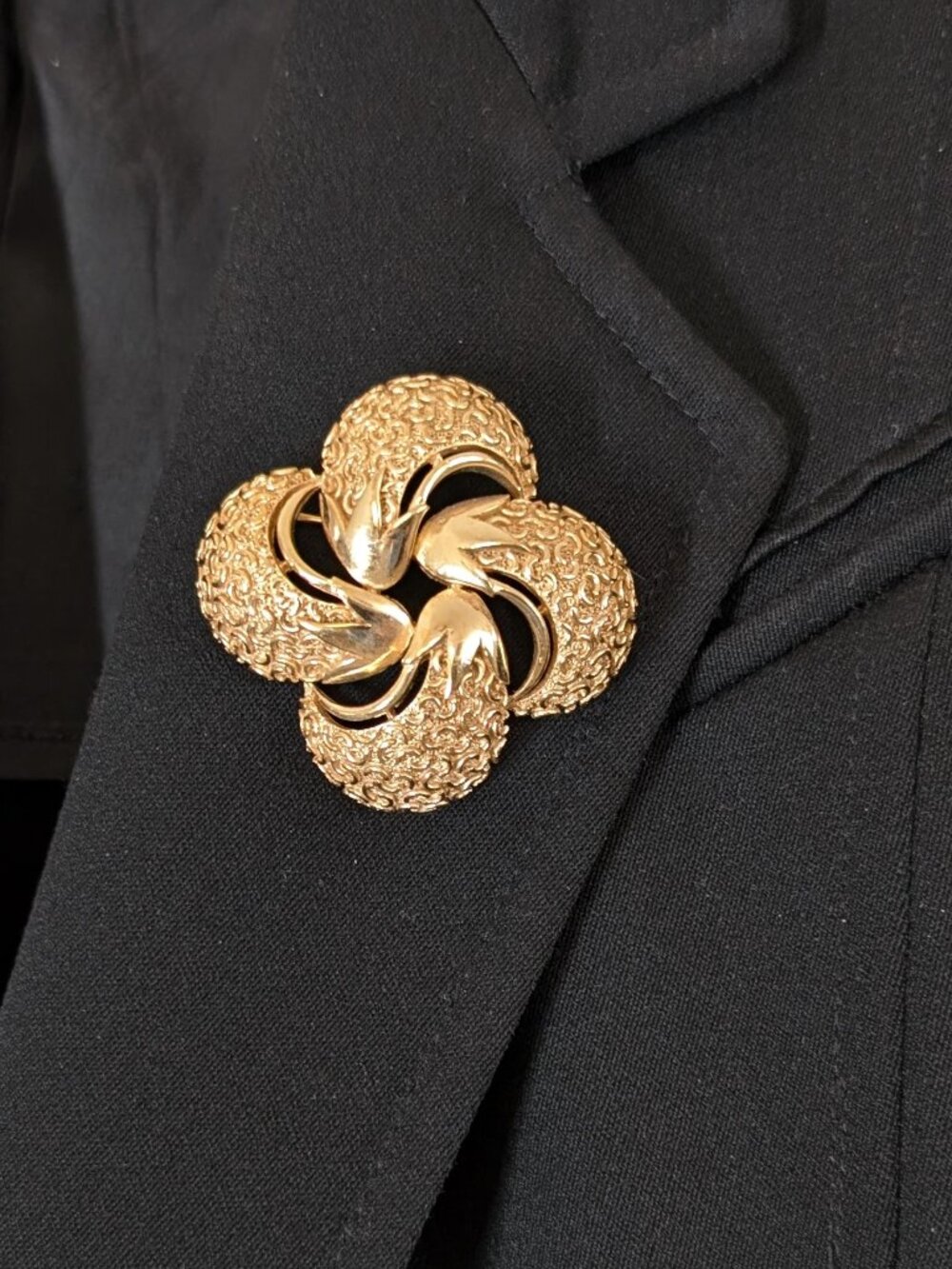 CROWN TRIFARI Brooch Gold Tone Small Textured Pin Swirl Round Vintage Pin